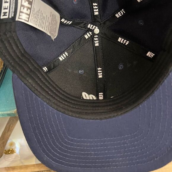 Men’s Neff small case cursive fitted SnapBack. - Picture 3 of 5